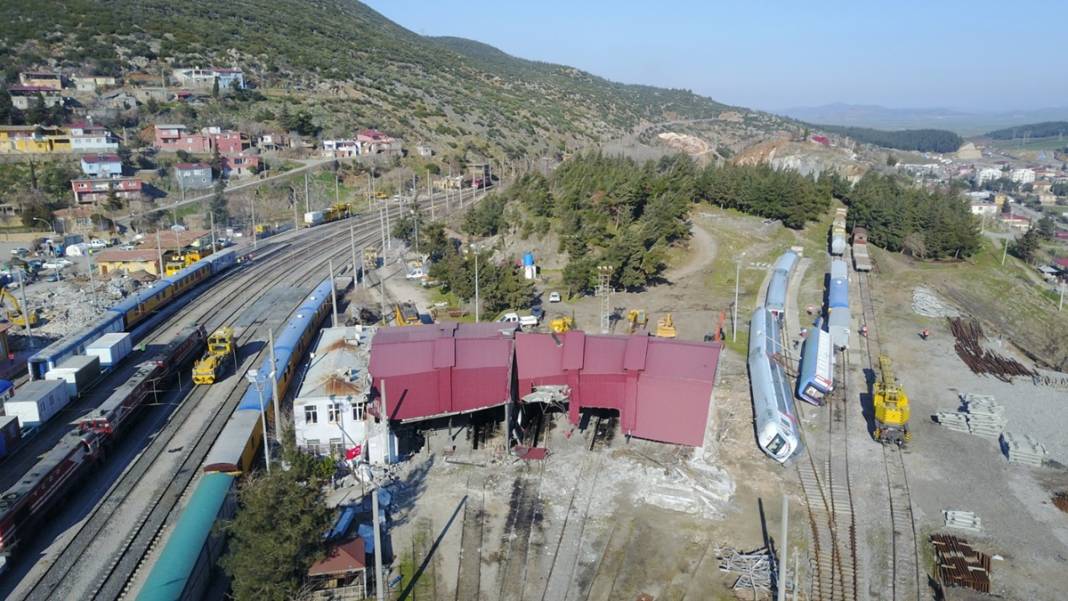 Deprem demiryollarını da vurdu! Raylar eğrildi, trenler devrildi, kayalar düştü! İşte dehşetin fotoğrafları 3